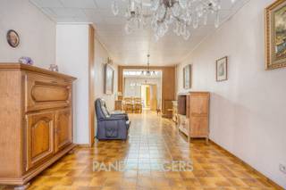 Centraal in Duffel-West, op wandelafstand van winkels, scholen en openbaar vervoer, bevindt zich deze ruime woning met 175 m² bewoonbare oppervlakte. Deze rijwoning biedt een uitstekende basis voor wie op zoek is naar een project dat volledig naar eigen smaak kan worden gemoderniseerd.<br /><br />Op het gelijkvloers is er een ruime leefruimte, een afzonderlijke eetkamer en een keuken. Aansluitend bevinden zich op het gelijkvloers de veranda, een berging, een apart toilet en een badkamer.<br /><br />De eerste verdieping beschikt over drie volwaardige slaapkamers en een tweede badkamer. Op de zolderverdieping werd nog een vierde slaapkamer voorzien. <br /><br />Een van de grootste troeven van deze eigendom is zonder twijfel de prachtige, diepe tuin. Bovendien beschikt de woning over een handige zijingang die rechtstreeks toegang geeft tot de tuin, ideaal voor fietsen, tuinmateriaal of een vlotte doorgang naar achteraan het perceel.<br /><br />Renovatieplicht: binnen de 6 jaar moet het EPC naar label D of beter gebracht worden.<br /><br />Pandenjagers is een innovatief vastgoedkantoor en kiest bewust voor een unieke en transparante aanpak. Bij ons bestaat de totale aankoopprijs altijd uit twee duidelijke onderdelen: de vraagprijs die bovenaan in de advertentie vermeld staat, plus onze vaste commissie van 10.000 euro incl. BTW. Dankzij deze open prijsstructuur krijgt u als koper vanaf het eerste moment een eerlijke inkijk hoe de totale prijs van het pand tot stand is gekomen.<br /><br />Interesse? Contacteer ons via 015/677.000 of info@pandenjagers.be.
