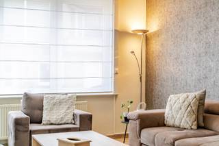 Bent U op zoek naar een instapklare gezinswoning waar comfort, kwaliteit en een centrale ligging hand in hand gaan? Dan is deze verzorgde woning in het hart van Zeebrugge beslist een bezoek waard. Deze gezellige gezinswoning werd afgewerkt met kwaliteitsvolle materialen en biedt een doordachte indeling met alle hedendaagse comfort. Dankzij de gunstige EPC-score B, de aanwezigheid van zonnepanelen en een conforme elektrische keuring geniet U bovendien van een energiezuinige woning die volledig klaar is voor de toekomst.<br /><br />De lichtrijke leefruimte beschikt over een gezellige zithoek met een stijlvol vast wandmeubel dat zorgt voor extra opbergruimte. Aansluitend bevindt zich de ruime eetplaats en een kwalitatieve leefkeuken, uitgerust met een duurzaam werkblad en hoogwaardige toestellen. Verder beschikt de woning over een praktische berging met ingemaakte kasten en aansluiting voor een wasmachine. Achteraan geniet U van een ruim terras en een diepe, zongerichte tuin met tuinberging, waar U in alle rust kunt ontspannen.<br /><br />Extra: zonnepanelen met groenecertificaten t.e.m. 2031 (4 à 5 certificaten per jaar aan 270 euro/stuk).<br /><br />Indeling:<br /><br />Gelijkvloers:<br />- Inkomhal,<br />- Gastentoilet,<br />- Lichtrijke leefruimte met gezellige zithoek en vast wandmeubel,<br />- Aansluitende eetplaats,<br />- Kwalitatieve leefkeuken met duurzaam werkblad en hoogwaardige toestellen,<br />- Praktische berging met ingemaakte kasten en aansluiting voor wasmachine,<br />- Groot terras,<br />- Diepe, zongerichte tuin met tuinberging,<br /><br />Eerste verdieping:<br />- Ruime masterbedroom,<br />- Gerenoveerde badkamer,<br />- Tweede slaapkamer,<br /><br />Tweede verdieping:<br />- Twee volwaardige slaapkamers, bereikbaar via een vaste trap.<br /><br />Zolder fungerend als extra bergruimte.<br /><br />Een verzorgde, energiezuinige en instapklare gezinswoning op een centrale ligging in Zeebrugge, ideaal voor wie op zoek is naar ruimte, comfort en een kwalitatieve afwerking. Contacteer ons vandaag nog voor meer informatie of een bezoek ter plaatse.