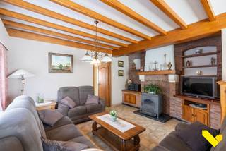 Rustig gelegen karaktervolle woning.We betreden deze karaktervolle woning via de inkomhal die toegang biedt aan de rechterzijde naar de bureau (of...