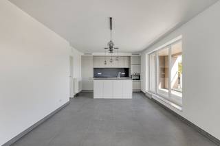 <p>Dit moderne appartement in Muizen is vlot bereikbaar en gelegen nabij scholen, supermarkt, openbaar vervoer en invalswegen.</p><p><br /></p><p>De leefruimte biedt een aangename basis voor comfortabel wonen, terwijl de drie slaapkamers extra mogelijkheden creëren voor gezinnen, thuiswerk of een hobbyruimte. Ook scholen en een park bevinden zich in de directe omgeving, wat deze locatie bijzonder aantrekkelijk maakt. Het terras vormt een extra troef om buiten te genieten. De garagebox is bij te huren aan €125/maand</p><p><br /></p><p><strong>Interesse?</strong></p><p><span>Maak snel en vrijblijvend een afspraak met onze makelaar via onderstaande link: </span></p><p>https://vijfhoek.mijnhuurprofiel.be/property/6b0fbd4e-23ec-4fd7-beb4-2619e5b136d0</p><p><br /></p><p>JOUW DROOMAPPARTEMENT. ZO GEVONDEN!</p>