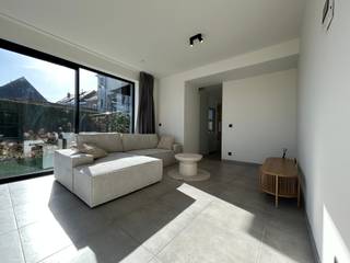 In de Stationsstraat in Herzele, op wandelafstand van het station, winkels en andere voorzieningen, bevindt zich dit recente en volledig instapklare appartement. Dankzij de ligging op het gelijkvloers en de zuidoostgerichte tuin combineert het appartement comfort met een aangename buitenruimte, perfect voor wie houdt van licht, ruimte en praktisch wonen.<br /><br />Bij het binnenkomen treft u een ruime inkomhal met apart toilet, die toegang biedt tot de lichtrijke woonkamer met open keuken. De keuken is volledig uitgerust met alle toestellen en sluit naadloos aan op de leefruimte, waar grote raampartijen zorgen voor veel natuurlijk licht en een mooi zicht op de tuin. De tuin is volledig afgesloten en vormt een heerlijke plek om te ontspannen.<br /><br />Verder beschikt het appartement over drie volwaardige slaapkamers, een moderne badkamer met douche, wastafel en toilet, én twee handige bergingen die zorgen voor extra opbergruimte. Tot slot is er ook een autostaanplaats én een privatieve garagebox inbegrepen, een echte meerwaarde in deze centrale ligging.<br /><br />Het appartement is volledig instapklaar en afgewerkt met duurzame materialen. De vloerverwarming zorgt voor extra wooncomfort.<br /><br />Er is een gemeenschappelijke kost van 65,00 EUR/maand. <br /><br />Beschikbaar in onderling overleg. Interesse in dit mooie/ruime appartement? Doe dan snel jullie aanvraag om een bezoek in te plannen.<br /><br />