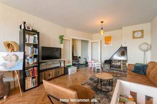 <p><span>Ruim appartement met 2 slaapkamers, gelegen op de stadsrand van Mechelen.</span></p><p><span> </span></p><p><span>Dit appartement is uitermate goed gelegen, op wandelafstand van het centrum. Het appartement bevindt zich op de 5de verdieping van de residentie Van Kesbeeck, te bereiken via trap en lift. Verder beschikt het appartement over een ruime inkomhal, leefruimte die uitgeeft op het eerste terras, keuken, vernieuwde badkamer met inloopdouche, apart toilet, twee slaapkamers en het tweede terras met een subliem uitzicht op stad Mechelen.</span></p><p><span>Dit appartement is uitermate geschikt voor zowel investering als eigen bewoning. </span></p><p><span> </span></p><p><span>Privatieve kelder en een gemeenschappelijke fietsenberging aanwezig.  </span></p><p><span>Interesse in dit pand? Kom de troeven van de woonst ter plaatse ontdekken en maak een afspraak: 015/755 444 of info@immovercammen.be </span></p><p><span> </span></p>