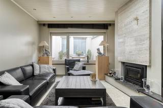 <p><span>In het hart van Wakken bevindt zich deze verrassend ruime woning met achterliggende multifunctionele ruimte en garage, ideaal voor wie op zoek is naar een woning met extra mogelijkheden.</span></p><p><span>De woning beschikt over een comfortabele leefruimte en biedt voldoende plaats voor een gezin. Dankzij de ruime indeling en de bijkomende ruimtes op het gelijkvloers zijn er tal van mogelijkheden, zoals het inrichten van een hobbyruimte, praktijkruimte of opslagruimte.</span></p><p><span>De achterliggende werkruimte vormt een grote troef en kan perfect dienen als atelier, hobbyruimte of extra bergruimte. Daarnaast beschikt het pand over een garage met uitweg achteraan, wat zorgt voor extra gebruiksgemak.</span></p><p><span>De aanwezigheid van zonnepanelen draagt bij tot een lagere energiekost en verhoogt het wooncomfort.</span></p><p><span>Dankzij de centrale ligging bevinden winkels, scholen en andere voorzieningen zich op korte afstand, wat deze woning bijzonder aantrekkelijk maakt voor gezinnen of zelfstandigen die wonen en werken wensen te combineren.</span></p><p><span> </span></p><p><span>TROEVEN</span></p><p><span>- Ruime woning met veel mogelijkheden</span></p><p><span>- Multifunctionele ruimte ideaal als hobby- of werkruimte</span></p><p><span>- Garage met uitweg achteraan</span></p><p><span>- 40 zonnepanelen - energiezuinig</span></p><p><span>- Centrale ligging in het centrum</span></p><p><span>- Geschikt voor combinatie wonen en werken </span></p><p><span>- Veel bergruimte aanwezig </span></p><p><span> </span></p><p><span>INDELING </span></p><p><span>Gelijkvloers: </span></p><p><span>- Inkomhal </span></p><p><span>- Leefruimte met zicht op gezellige binnenkoer</span></p><p><span>- Keuken </span></p><p><span>- Toilet </span></p><p><span>- Ruime multifunctionele ruimte</span></p><p><span>- Diverse bergruimtes </span></p><p><span>- Garage met uitweg achteraan</span></p><p><span> </span></p><p><span>Verdieping: </span></p><p><span>- 3 slaapkamers</span></p><p><span>- Badkamer</span></p><p><span>- Toegang via vaste trap naar zolderruimte</span></p><p><span> </span></p><p><span>MOGELIJKE INVULLINGEN VAN DE EXTRA RUIMTE: </span></p><p><span>- Hobbyruimte</span></p><p><span>- Atelier</span></p><p><span>- Praktijkruimte</span></p><p><span>- Thuisbureau</span></p><p><span>- Opslagruimte</span></p><p><span> </span></p><p><span> </span><span><br /></span><span>Meer info?</span></p><p><span>Contacteer Ellen via <span>ellen@heritagevastgoed.be</span></span><span> of 0474 86 04 52</span></p><p><span> </span></p><p><span>INFO</span></p><p><span>- Bieden vanaf 350.000 euro</span></p><p><span>- EPC: label C - 297 kWh/(m² jaar)</span></p><p><span>- Stedenbouw: </span><span>Vg - Wg - Gmo - Gvkr - Gvv</span></p><p><span>- Watertoets: gebouwscore A - perceelscore A </span></p><p><span>- De bovenvermelde oppervlakte betreft de bruto oppervlakte zoals vermeld in het EPC-attest</span></p><p><span> </span></p>