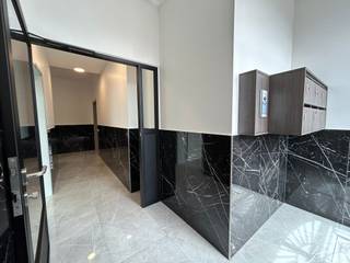In het centrum van Handzame, pal naast de kerk, bevindt zich dit gloednieuwe woonproject met 6 moderne en energiezuinige appartementen. Dankzij...