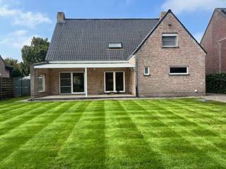 <p><strong>Ruime gezinswoning te huur – Rustig gelegen met 4 slaapkamers, garage en tuin</strong><br />Op zoek naar een instapklare, ruime woning in een rustige buurt, maar toch met vlotte verbindingen? Dan is deze woning precies wat u zoekt!<br />Gelegen in een rustige straat, op loopafstand van gemeentelijke basisschool, op slechts 5 minuten rijden van de E19 (Antwerpen – Breda), combineert deze woning het beste van twee werelden: rust én bereikbaarheid.<br /><strong><br />Indeling beneden:</strong><strong><br /></strong>Ruime en lichtrijke <strong>living</strong> met tal van mogelijkheden qua inrichting<br />Aparte, zeer <strong>ruime keuken</strong> met plaats voor een grote eettafel – ideaal voor gezellige familiemomenten<br />Praktische <strong>berging</strong> met aansluiting voor wasmachine en droogkast + aparte <strong>douche</strong><br /><strong>Inpandige garage</strong> met directe toegang tot de woning</p>
<p><strong>Indeling boven:</strong><br /><strong>4 volwaardige slaapkamers</strong><br /><strong>Badkamer</strong> met zowel <strong>bad als douche</strong> – comfort voor het hele gezin</p>
<p><strong>Buitenruimte:</strong><br /><strong>Overdekt terras</strong> voor lange zomeravonden<br /><strong>Ingesloten tuin</strong> met recent nieuw aangelegde gazon – kindvriendelijk en onderhoudsvriendelijk</p>
<p><strong>Extra troeven:</strong><br />Verwarming op <strong>gas</strong> met <strong>nieuwe condensatieketel</strong> – energiezuinig<br /><strong>Momenteel worden schilderwerken uitgevoerd</strong>, waardoor de woning fris en instapklaar zal zijn voor de nieuwe huurder<br /><strong>Rolluiken</strong> voorzien<br /><strong>Bezichtigingen zijn mogelijk</strong>, ook al zijn er nog geen binnenfoto’s beschikbaar<br /><br />Laat deze kans niet voorbijgaan en plan vandaag nog uw bezoek in. Deze woning biedt ruimte, comfort en een uitstekende ligging!</p>