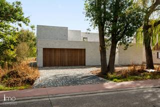 Ontdek deze exclusieve, moderne nieuwbouwvilla op een royaal perceel van meer dan 40 are, gelegen in het groene Rijmenam, op de grens met Boortmeerbeek.<br />Geniet achteraan van een prachtig, vrij uitzicht over agrarisch gebied, ideaal voor dierenliefhebbers of voor wie houdt van rust, ruimte en een groene omgeving.<br /><br />Deze energieneutrale en toekomstgerichte villa wordt opgeleverd bij akte (± 4 maanden) en is uitgerust met verschillende moderne technieken zoals geothermie met vloerverwarming en -koeling. De villa wordt volledig afgewerkt met duurzame en hoogwaardige materialen voor een uiterst luxueuze uitstraling. Ook de tuin zal worden aangelegd, zodat u meteen zorgeloos kunt intrekken.<br /><br />Ontdek deze villa nu al via de grondplannen en video’s op onze website: www.imovastgoed.be<br />Alle vermelde prijzen zijn exclusief btw (21% op de constructie, 12% op de grondwaarde).<br />Inclusief BTW €1.443.150,00<br /><br />Voor meer informatie of een bezoek kunt u ons steeds contacteren op het nummer 015/21.21.21 of via olivier.lievens@imovastgoed.be.<br />En als u zich afvraagt wat uw eigen woning waard is, neem dan gerust contact op voor een gratis waardebepaling.