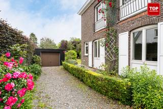 <p>Karaktervolle renovatiewoning op toplocatie in Kolegem</p>
<p>Deze te renoveren karaktervolle woning geniet van een uitstekende ligging in de rustige Unescolaan, in de geliefde wijk Kolegem. Dankzij de ideale locatie bevindt u zich op korte afstand van het centrum van Gent, vlot bereikbaar met de fiets. Bovendien ligt de R4 op slechts 5 minuten rijden. Supermarkten, scholen en kinderopvang bevinden zich allemaal in de nabije omgeving.</p>
<p>De woning beschikt over een ruime voortuin en een praktische oprit, ideaal voor het parkeren van meerdere wagens. , een inkomhal met trap naar de verdieping en toegang tot de gezellige leefruimtes. De ruime living en eetplaats sluiten aan op de keuken, die geniet van een mooi zicht op de groene tuin. Achteraan bevindt zich een ruime veranda, een heerlijke plek om te ontspannen en volop te genieten van de zonnige buitenruimte. Daarnaast beschikt de woning over een ruime kelder, ideaal als extra bergruimte.</p>
<p>Op de eerste verdieping bevinden zich een badkamer met ligbad en drie volwaardige slaapkamers. De ruime zolderverdieping biedt bovendien de mogelijkheid om ingericht te worden als een vierde slaapkamer of extra leefruimte.</p>
<p>Buiten geniet u van een prachtige zuidwest georiënteerde tuin met veel groen en privacy. Als bijkomende troef is er een losstaande garage aanwezig.</p>
<p>Deze woning is een uitstekende opportuniteit voor wie op zoek is naar een renovatieproject met karakter, ruimte en een topligging nabij Gent.</p>
<p>Een unieke kans om een charmante woning volledig naar eigen smaak te renoveren!<br /><br />Woning vrij bij akte!<br /><br />Contacteer Top Vastgoed voor een bezoek 0475 700 700.</p>