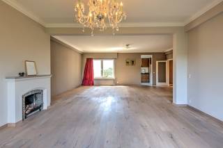 <p><span>Ruim 2 slaapkamer appartement (ca 152m²) met balkon en prachtig zicht op het Albert - en Harmoniepark.</span></p><p><span> </span></p><p><span>Deze karaktervolle flat met zonnig terras bevindt zich op de zesde verdieping van Residentie THE </span><span>WHITE HOUSE.</span></p><p><span>Een standingvol complex met een marmeren inkomhal en een schitterend uitzicht op het </span><span>ALBERTPARK.</span></p><p><span>We betreden dit appartement via de royale inkomhal afgewerkt met natuursteen, wandverlichting en moderne ingebouwde kasten , comfort en charme staan hier centraal.</span></p><p><span>De zonverlichte ruime living met eiken parket is rijk omgeven door groen.</span></p><p><span>Een strakke afgewerkte keuken dewelke beschikt over kwalitatieve toestellen w.o. een praktische Amerikaanse ijskast, een oven en magnetron, vaatwasser , etc.</span></p><p><span>Verder heeft u 2 slaapkamers met massieve parketvloeren en een ingerichte bureauruimte met antieke schrijftafel en archiefkasten</span></p><p><span>Een moderne badkamer met ligbad en douche, een douchekamer met een fantastische regendouche en wasplaats.</span></p><p><span> </span></p><p><span>Bijzonderheden: </span><span><br /></span><span>* Mogelijkheid om een garagebox te huren voor 100€/maand.</span></p><p><span>* Beschikbaar vanaf 1 Mei 2026</span></p><p><span>* Kosten gemeenschappelijke delen: </span><span>€250,- (individueel verbruik van water en gas , gemeenschappelijke kosten (poetsploeg, lift, huisvuilophaling, camerabewaking, etc. ) </span></p><p><span>* Opmaak plaatsbeschrijving bij huurintrede en huuruittrede is € 400,- Exclusief 21 % btw </span></p><p><span> </span></p><p><span>De uitstekende locatie biedt gemakkelijke toegang tot de E19 en A12 (Antwerpen-Brussel) en het centrum van Antwerpen, evenals goede verbindingen met Mechelen, Brussel en Breda. Leuke buurtwinkels, de bruisende stad, openbaar vervoer en alle invalswegen zijn vlakbij. Supermarkten zoals Delhaize, Lidl en Albert Heijn bevinden zich eveneens in de onmiddellijke nabijheid. </span></p><p><span> </span></p><p><span> </span></p><p><span> </span></p><p><span> </span></p>