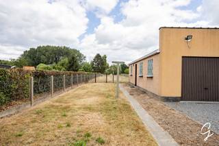 TE KOOP IN HOFSTADE<br /><br />Bent u op zoek naar een degelijk gebouwde woning met een ruim perceel in een rustige, groene omgeving nabij Aalst? Dan is deze charmante halfopen bebouwing uit 1988 zeker een bezoek waard. Dankzij de solide constructie vormt deze woning de ideale basis om volledig naar eigen smaak in te richten.<br /><br />Via de lange oprit bereikt u de aparte garage met extra bergruimte, ideaal als werkplaats of hobbyruimte. De woning beschikt over een inkomhal met gastentoilet, een lichtrijke leefruimte, een ruime keuken met eethoek, een praktische berging en een volledig droge kelder.<br /><br />Op de eerste verdieping bevinden zich drie volwaardige slaapkamers en een badkamer, perfect voor een gezin.<br /><br />Buiten geniet u van een verzorgde tuin op een perceel van maar liefst 1.750 m². De volledig omheinde achtertuin biedt tal van mogelijkheden, zoals een grote tuin, moestuin of ruimte voor dieren. De rustige, landelijke ligging wordt gecombineerd met een vlotte bereikbaarheid naar Aalst.<br /><br />Interesse? Plan vandaag nog uw bezoek via 0470 06 40 60 of margot@cornelis-goeman.be.<br /><br />Tot binnenkort!