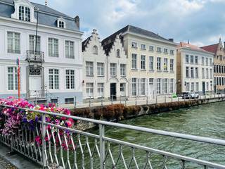 Brugge, aan de SINT-ANNAREI ,<br /><br />PRACHTIG APPARTEMENT in een herenhuis vooraan uniek zicht op de reien, achteraan een grote gemeenschappelijke tuin. LIFT in het gebouw<br />Omvat: inkom, toilet, berging<u><strong> Leefruimte van 60m² </strong></u>met authentieke plankenvloeren en balkenplafond, <u><strong>Mezannine van 50 m²</strong></u> <br />ingerichte KEUKEN, met frigo, vaatwas, fornuis, oven, badkamer met ligbad, lavabo en toilet, 2 ontzettend sfeervolle SLAAPKAMERS.<br />100 euro per maand algemene kosten<br /><br />Uniek en exclusief wonen.