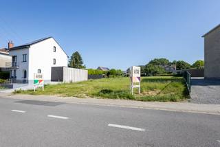 <p>Ce terrain à bâtir de <strong>8 ares 36 centiares</strong> constitue une excellente opportunité pour construire une maison unifamiliale semi-mitoyenne dans un environnement résidentiel agréable à Dilbeek.</p><p>Grâce à ses prescriptions urbanistiques flexibles, vous pourrez concevoir une habitation parfaitement adaptée à vos besoins. Une activité complémentaire telle qu'un bureau ou une profession libérale peut également être intégrée au projet.</p><p><strong>Caractéristiques principales :</strong></p><ul><li><p>Superficie du terrain : <strong>836 m²</strong></p></li><li><p>Maison unifamiliale <strong>semi-mitoyenne</strong></p></li><li><p>Bureau ou profession libérale autorisé</p></li><li><p>Recul de <strong>4 mètres</strong> par rapport à la voirie</p></li><li><p>Profondeur maximale :</p><ul><li><p><strong>15 mètres au rez-de-chaussée</strong></p></li><li><p><strong>12 mètres à l'étage</strong></p></li></ul></li><li><p>Maximum <strong>2 niveaux habitables</strong></p></li><li><p>Combles aménageables possibles</p></li><li><p>Toiture plate ou inclinée autorisée</p></li><li><p>Type de toiture à harmoniser avec le lot voisin</p></li><li><p>Sous-sol complet autorisé</p></li><li><p>Annexe indépendante jusqu'à <strong>40 m³</strong></p></li></ul><p>Situé dans la commune prisée de Dilbeek, ce terrain bénéficie d'un cadre de vie agréable tout en restant proche de Bruxelles, des commerces, des écoles et des transports en commun.</p>