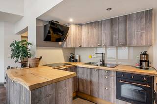 <p><strong>Zeer ruime woning met 3 slaapkamers en grote polyvalente ruimte in een rustige woonwijk.</strong></p>
<p><strong>BEKIJK ZEKER ONZE (VIRTUELE) GRONDPLANNEN EN ATTESTEN VOOR DE INDELING EN EXTRA INFORMATIE.</strong></p>
<p>Bent u op zoek naar een ruime gezinswoning met tal van mogelijkheden? Dan is deze energiezuinige woning in een rustige woonwijk te Mechelen zeker een bezoek waard. Met een bruikbare oppervlakte van maar liefst 305 m², drie slaapkamers, een grote polyvalente ruimte en diverse recente renovaties biedt deze eigendom een uitzonderlijke combinatie van ruimte, comfort en flexibiliteit. Dankzij de uitstekende ligging nabij winkels, scholen, openbaar vervoer en de E19/A12 geniet u bovendien van een vlotte verbinding richting Antwerpen en Brussel.</p>
<p><strong><span>ALGEMENE KENMERKEN:</span></strong></p>
<ul>
<li>Energiezuinige woning met een bruikbare oppervlakte van 305 m²</li>
<li><span>3 slaapkamers</span></li>
<li>Grote polyvalente ruimte, ideaal voor zelfstandigen, hobbyruimte, atelier of kangoeroewonen</li>
<li>Recente renovaties: ramen, badkamer, gevel, dakisolatie, zonnepanelen, thuisbatterij en airconditioning</li>
<li>Mogelijkheid om het dakterras verder af te werken en volledig naar eigen smaak in te richten</li>
<li>Rustige ligging nabij winkels, scholen, openbaar vervoer, E19/A12 en met een vlotte verbinding naar Antwerpen en Brussel</li>
</ul>
<p><strong><span>TECHNISCHE KENMERKEN:</span></strong></p>
<ul>
<li>Gunstige EPC-score: 149 kWh/(m²/jaar) – Label B</li>
<li><span>Elektrische installatie conform AREI</span></li>
<li><span>Asbestveilig</span></li>
<li><span>Verwarming op aardgas via radiatoren</span></li>
<li><span>16 zonnepanelen – 7.120 Wp</span></li>
<li><span>Thuisbatterij van 10 kWh</span></li>
<li><span>Airconditioning (verwarmen/koelen)</span></li>
</ul>
<p><strong><span>INDELING:</span></strong></p>
<p><u><span>Gelijkvloers</span></u></p>
<ul>
<li>Ruime inkomhal met apart gastentoilet en vestiaire</li>
<li><span>Ruime en lichtrijke leefruimte</span></li>
<li>Open keuken met aansluitende berging/wasplaats</li>
<li><span>Eetkamer</span></li>
<li>Badkamer met inloopdouche, lavabo en toilet</li>
<li>Dubbele garage / atelier / hobbyruimte met elektrische poorten</li>
</ul>
<p><u><span>Eerste verdieping</span></u></p>
<ul>
<li><span>Master bedroom (25 m²)</span></li>
<li><span>Tweede slaapkamer (14 m²)</span></li>
<li><span>Derde slaapkamer (11 m²)</span></li>
<li><span>Toegang tot het dakterras</span></li>
</ul>