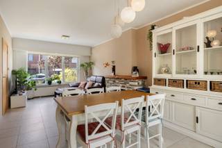 <p><span>Gunstig gelegen volledige gerenoveerde gezinswoning met 4 slpks - 2 badkamers - tuin &amp; garagebox. </span></p><p><span> </span></p><p><span>We vinden deze volledige gerenoveerde woning in een rustige woonwijk. </span></p><p><span>De woning is voorzien van alle comfort en instapklaar. </span></p><p><span>Achtergelegen garagebox inbegrepen in de prijs toegankelijk via tuin. </span></p><p><span>Woning zelf omvat op het gelijkvloers aangename en ruime living, volledig ingerichte keuken (vaatwas miele, ijskast, combi-oven...)</span></p><p><span>Vanuit de veranda die ingericht is als wasplaats doorgang naar de tuin en de achtergelegen garagebox. </span></p><p><span>Op de 1e verdieping 3 slaapkamers (16, 12 en 7 m²) + badkamer en afzonderlijk toilet. </span></p><p><span>Onder dak volledig ingerichte zolderkamer van maar liefst 25 m² met 2e volledig ingerichte badkamer (met ligbad)</span></p><p><span> </span></p><p><span>* 4 slaapkamers (mogelijkheid tot 5)</span></p><p><span>* 2 badkamers</span></p><p><span>* 3 toiletten</span></p><p><span>* tuin en garagebox</span></p><p><span> </span></p>