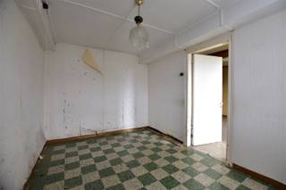 <p><span><strong>Te renoveren woning gelegen in het landelijke Moerzeke.</strong></span></p><p><span><span> </span></span></p><p><span><span>Deze zeer goed gelegen eigendom is gelegen op een perceel van </span><strong>134 m²,</strong><span> en biedt een uitzonderlijke mooie gevelbreedte van ca. </span><strong>13m</strong><span> aan de straatzijde met poort langs de rechterzijde geeft doorgang naar de binnenkoer.</span></span></p><p><span><span> </span></span></p><p><span><span>Deze ligging is subliem gelegen waardoor U op enkele voetstappen verwijderd ben van het centrum van Moerzeke, op enkele meters verwijderd van de schelde waar U de mooie fiets en wandelroutes kan ontdekken.</span></span></p><p><span><span> </span></span></p><p><span><span>Deze woning heeft een totale renovatie nodig, z</span><i><span>oekt U een geen alledaags renovatieproject om dit unieke eigendom te veranderen naar een pareltje, wees er snel bij voor het te laat is !</span></i></span></p><p><span><span> </span></span></p><p><span><i><strong>Verkoop onder registratierechten (2% mogelijk).</strong></i></span></p><p><span><i><span> </span></i></span></p><p><span><i><span>Geen bescherming erfgoed van toepassing - Laag Kadastraal inkomen (161 euro).</span></i></span></p><p><span><strong> </strong></span></p><p><span><strong>Laat U verrassen en vraag nog een bezoek aan om uw inspiratie te laten werken voor dit renovatieproject !</strong></span></p><p><span><strong> </strong></span></p><p><span><strong>Voor meer info en een bezoek, neemt u contact op voor <u>uw afspraak</u> op T. 052 55 55 55 | info@immotwins.be | </strong></span><span><strong><u>www.immotwins.be</u></strong></span></p><p><span><span> </span></span></p><p><span><span> </span></span></p>