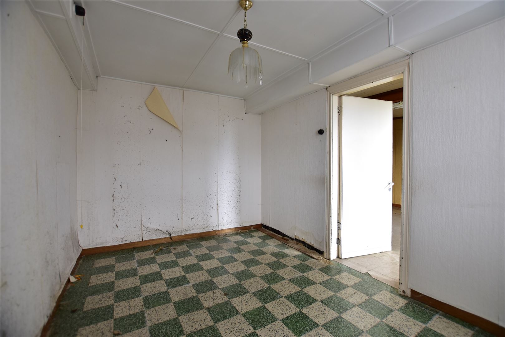 Te renoveren woning gelegen in het landelijke Moerzeke. - foto 3