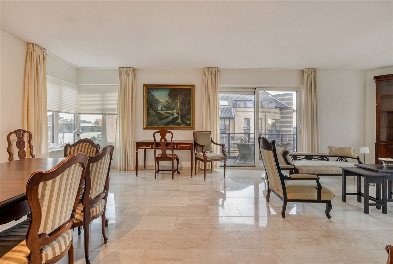 Prachtig, uitzonderlijk ruim appartement met 2 slaapkamers, 2 terrassen en inpandige garagebox, gelegen nabij het centrum van Maaseik. - foto 4