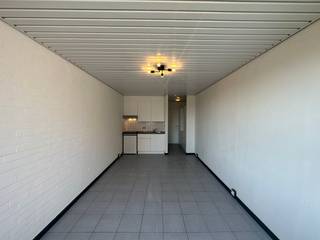 Ontdek deze studio op de eerste verdieping van een rustige residentie te Bredene. Bij het betreden van de studio wordt u begroet door een ruime woonkamer met grote raampartijen, waardoor het natuurlijke licht vrijelijk naar binnen stroomt. <br />De woonkamer vloeit naadloos over in een open keuken volledig uitgerust met dampkap, kookplaat en koelkast met vriesvak. De badkamer is praktisch ingericht, met een douche, lavabo en toilet.<br />Het gebouw beschikt niet over een lift, wat een charmant aspect van deze rustige residentie vormt en een vleugje authenticiteit toevoegt aan het algehele karakter. Deze studio is vrij op 15/10/2026. De huurprijs bedraagt 535 euro per maand, met een voorschot van 50 euro voor algemene onkosten en 50 euro voor water en verwarming. Ben je geïnteresseerd in dit pand te huur in Oostende? Ga naar de website www.dermul.be, klik op het pand dat je wenst te huren. Via de knop "ik heb interesse" vragen we u kort een profiel in te vullen. Daarna nemen we contact op voor een bezoek. Telefonisch kunnen er geen afspraken gemaakt worden.