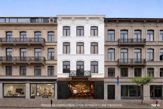 À deux pas de la Porte de Hal, dans un quartier vivant, recherché pour sa mobilité, ses commerces et son atmosphère typiquement bruxelloise, se...