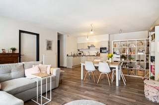 In een recent, kleinschalig appartementsgebouw uit 2016 bevindt zich dit instapklare appartement, ideaal gelegen vooraan in het gebouw op de eerste verdieping. Dankzij de moderne afwerking, het energiezuinig karakter en de praktische indeling vormt dit appartement een uiterst aantrekkelijke woon- én investeringsopportuniteit.<br /><br />De leefruimte biedt een aangename en open woonbeleving, met plaats voor zowel een zithoek als een eetruimte. De grote ramen zorgen voor een mooie lichtinval. De afwerking met parkettegelvloer doorheen het volledige appartement creëert een warme en uniforme uitstraling.<br /><br />Het appartement beschikt over twee volwaardige slaapkamers, een badkamer, apart toilet en een berging met aansluiting voor wasmachine. Verder beschikt het gebouw over een gemeenschappelijke buitenruimte waar picknickbanken werden voorzien om gezellig buiten te kunnen vertoeven.<br /><br />Tot slot is er een ondergrondse staanplaats en kelderberging voorzien (verplicht bij aan te kopen). <br /><br />Dankzij de individuele zonnepanelen per appartement en het uitstekende E-peil van 8 geniet dit appartement van een bijzonder energiezuinig profiel.<br /><br />Het appartement is op heden verhuurd, dit maakt het een ideale investering met direct rendement!<br /><br /><u>Troeven</u>: <br />+ Goede locatie<br />+ Recent en kleinschalig gebouw<br />+ Energiezuinig<br />+ Zonnepanelen<br />+ Instapklaar<br /><br />Interesse in deze woning? Contacteer ons via <strong>03 337 50 70</strong> of <strong>info@vbvastgoed.be</strong> voor meer info of een bezoek ter plaatse.