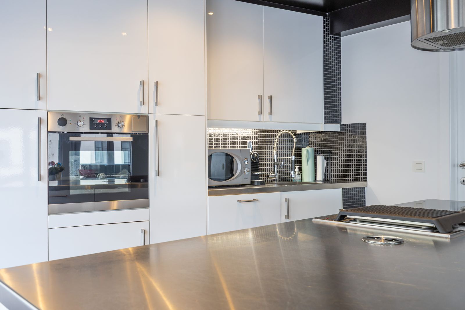 Fenomenaal gerenoveerd hoekappartement met 2 slpk pal aan het strand - foto 5