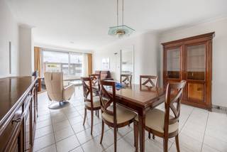 Centraal gelegen en zeer verzorgd appartement op de tweede verdieping heeft 2 slaapkamers en terras achteraan en een garagebox met extra staanplaats. <br /><br />De living (35m²) is op een stenen vloer en heeft veel lichtinval.<br /><br />De keuken heeft een stenen vloer en is uitgerust met een gasvuur, een dampkap, een dubbele spoelbak, een oven , een ingebouwde ijskast en diepvries, een wasmachine en met kasten boven en onder.<br /><br />De badkamer heeft een mooie inloopdouche met thermostatische kraan, een lavabomeubel en is volledig betegeld.<br /><br />Er is een aparte hang wc op een stenen vloer en in de hal is er een videofoon aanwezig en heel het appartement heeft dubbele beglazing.<br /><br />Achteraan zijn er 2 slaapkamers (16m²) en (10m²) op laminaatvloer en met een deur naar het terras (8,5m²)<br /><br />Het appartement heeft een zeer gunstig EPC label B (123 kWh/m² jaar).<br /><br />In de prijs zijn er ook een diepe garagebox en een aparte staanplaats inbegrepen.<br /><br />De maandelijkse kosten bedragen €195 ( water, verwarming, minuterie, blokpolis, syndicus, lift onderhoud + controle en poetsvrouw). <br /><br />Stedenbouwkundige inlichtingen zijn in aanvraag.<br /><br />Voor meer info of een bezoek ter plaatse kan u vrijblijvend contact opnemen met Philip 0476/999029 of philip@reds.be