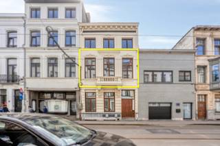 <p><strong>Charmant één-slaapkamerappartement op toplocatie.<br /><br /></strong><strong>Indeling:<br /></strong>Dit appartement bevindt zich op de eerste verdieping van een karaktervolle herenwoning. Bij binnenkomst betreed je de ruime leefruimte, die meteen indruk maakt dankzij de hoge plafonds, sierlijsten en moulures. De grote ramen zorgen voor een mooie doorstroom van daglicht. Via deze ruimte heb je ook toegang tot het charmant balkonnetje. In de leefruimte vind je de recente open keuken, uitgerust met een keramische kookplaat, dampkap en inox spoelbak. Verder beschikt het appartement over een apart gastentoilet en een badkamer met douche en lavabo. De aparte slaapkamer biedt een aparte rustige ruimte als ingerichte slaapomgeving.<br /><br /><strong>Bijzonderheden:</strong><br /><span>EPC-score hoog door verwarming (elektrisch).</span><br />Elektrische keuring conform.<br />Authentieke elementen.<br />Recente keuken.<br />Balkonnetje.<br /><br /><strong>Ligging:</strong><br />Gelegen in de<strong> </strong>Rotterdamstraat, een rustige straat op steenworp afstand van het stadsleven. In de nabije omgeving vind je gezellige cafés, winkels en vlotte verbindingen met het openbaar vervoer. Bovendien ben je slechts enkele minuten verwijderd van de hotspots van Antwerpen, zoals de Meir, Theaterbuurt en Groenplaats.</p>