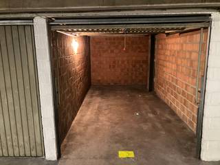 Afgesloten ondergrondse garage (nr G 12) op TOP ligging te Kortrijk.Afmetingen : Inrijbreedte: 191cmBreedte box: 238cmDiepte box: 486cmHoogte box:...