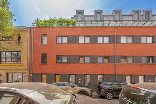 <p>Op wandelafstand van het centrum van Mechelen bevindt zich dit verzorgde appartement op de eerste verdieping. Dankzij de centrale ligging geniet je van winkels, horeca, openbaar vervoer en andere dagelijkse voorzieningen binnen handbereik. Ook het station en de belangrijkste invalswegen zijn vlot bereikbaar.</p><p>Het appartement omvat een inkomhal, een lichtrijke leefruimte met open ingerichte keuken en toegang tot het terras. Verder beschikt het over twee volwaardige slaapkamers, een badkamer en een praktische berging.</p><p>Ook op technisch vlak biedt deze eigendom heel wat voordelen. Met een EPC-label B, conforme elektriciteit en lage gemeenschappelijke kosten geniet je van een energiezuinige en zorgeloze woonst. Hierdoor is het appartement zowel interessant voor eigen bewoning als voor investering.</p><p>Een autostaanplaats kan optioneel worden aangekocht mits meerprijs.</p><h3>Troeven</h3><p>✔ Op wandelafstand van het centrum van Mechelen<br />✔ Lichtrijke leefruimte met open keuken<br />✔ Terras aansluitend aan de leefruimte<br />✔ Twee volwaardige slaapkamers<br />✔ EPC-label B<br />✔ Conforme elektriciteit<br />✔ Lage gemeenschappelijke kosten<br />✔ Autostaanplaats optioneel beschikbaar</p><p>📞 Interesse? Contacteer ons voor meer informatie of plan een bezoek ter plaatse.</p>
