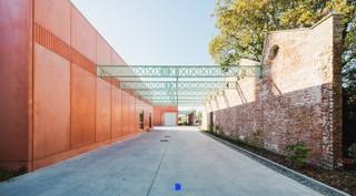 Karaktervolle industriële site met magazijnen, ateliers, showrooms en kantoren in de wijk Walle, ten zuiden van de historische binnenstad van Kortrijk.<br /><br />Het erfgoedkarakter van het originele fabriekspand werd zoveel mogelijk behouden en herontwikkeld naar een prachtige site met diverse nieuwbouw kmo-units en kantoren en in een latere fase ook appartementen.<br /><br />Uitstekende locatie: centraal gelegen nabij het Ei van Kortrijk en de op- en afrit van de R8 (ring Kortrijk) en zeer goede verbinding met de E17, de A19 en de E403.<br /><br />Momenteel is nog volgende kmo-unit te koop:<br /><br />Blok B - kmo-unit 17: 749m²<br /><br /><strong>DETAILS:</strong><br />U koopt niet meer grond dan strikt noodzakelijk is voor uw activiteiten.<br />U betaalt de juiste en eerlijke prijs voor een topproduct.<br />U heeft geen risico op onvoorziene kosten.<br />Organisatie businesspark door mede-eigendomsstructuur met basisakte en reglement van interne orde.<br />De syndicus regelt tal van zaken voor u zodat u geen opvolging hebt qua tuinonderhoud, periodieke controles, brandverzekering …<br />U deelt de kosten met andere mede-eigenaars.<br />Verhoogde veiligheid op de site door sociale controle en onderlinge samenwerking.<br />Aangesloten op het warmtenet.<br /><br /><strong>CONTACT:</strong><br />Interesse in één van de units?<br />Contacteer ons vrijblijvend voor alle informatie of een afspraak ter plaatse op 0491 61 42 19 of info@stijndebusschere.be.