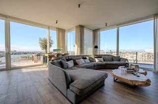 ONE OF A KIND- EXCLUSIEVE penthouse met UITZONDERLIJK mooi uitzicht over de JACHTHAVEN van Zeebrugge - mooie zonnige terrassen - gelegen in de prestigieuze nieuwbouwresidentie THE NAUTIC aan de jachthaven van Zeebrugge.<br />Exclusieve penthouse met subliem uitzicht aan de jachthaven<br /><br />Dit stijlvol DESIGN appartement werd afgewerkt met de duurzaamste materialen - de allernieuwste technieken en met oog voor alle huidig comfort en is omgeven door zongerichte terrassen met prachtig zicht over de jachthaven, de zee, het strand EN het hinterland. Hoge plafonds, Mortex, luxe en comfort maken van dit appartement met 2 slaapkamers, 2 badkamers en overal maatwerk een prachtig geheel.<br /><br />Het appartement wordt verkocht met een grote kelder in het gebouw en tevens is er de mogelijkheid tot aankoop van een dubbele gemakkelijk in- en uitrijbare garagebox ( € 150.000 ).<br /><br />TOP aanbod op een fantastische ligging voor wie van de Zee en de jachthaven houdt!