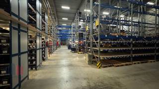 Discreet te koop: een modern stand-alone bedrijfsgebouw in het industriegebied van Dilbeek, uitstekend gelegen nabij de R0, E40 en E19.Het pand...