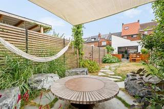 <p>Op zoek naar een instapklare woning met ruimte en comfort? Deze recent gerenoveerde gezinswoning combineert een doordachte indeling met een moderne afwerking.</p><p>Op het gelijkvloers vindt u een ruime inkomhal, een inpandige garage, een praktische wasplaats, een apart gastentoilet en een lichtrijke leefruimte met open keuken die uitkijkt op de gezellige stadstuin.</p><p>De eerste verdieping omvat een ruime masterbedroom en een stijlvolle badkamer met ligbad, inloopdouche en toilet. Op de tweede verdieping bevinden zich nog twee volwaardige slaapkamers.</p><p>Daarnaast beschikt de woning over een ruime droge kelder, een zolder met extra bergruimte en een aangename stadstuin waar u in alle rust kunt genieten.</p><p>Troeven: recent gerenoveerd, 3 ruime slaapkamers, garage, open leefruimte, moderne badkamer, droge kelder, zolder en een charmante stadstuin. Een ideale woning voor wie comfortabel en zorgeloos wil wonen!</p><p>BEZOEKMOMENT zaterdag 22/08</p><p>Meer info of plan je bezoek via denis@immobeguin.be of www.immobeguin.be</p>