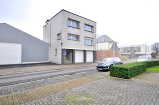 In het centrum van Berchem treft U deze bijzonder ruime eigendom! Uitstekend gelegen met verschillende lokale handelszaken, scholen en...