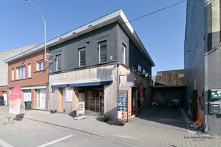 Ontdek deze unieke kans om eigenaar te worden van een goed draaiend handelspand mét woonst, gelegen op een absolute toplocatie: het Stationsplein...