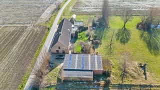 Deze landelijk gelegen eigendom heeft een oppervlakte van 6474 m² en bestaat uit: inkomhal - living - keuken - berging - wasplaats - toilet - badkamer - 3 slaapkamers - ruime opslagruimte.