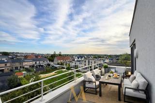 In een rustige woonbuurt van Deinze, op een steenworp van de Leie, bevindt zich deze hedendaagse assistentieflat die comfort en sereniteit perfect combineert. Winkels en het levendige stadscentrum liggen op wandelafstand, terwijl u thuis geniet van absolute rust.<br /><br />De flat beschikt over een ondergrondse staanplaats, een private berging en een ruim privatief terras van maar liefst 24,6 m². ideaal georiënteerd op het zuiden om volop van zon en buitenlucht te genieten.<br /><br />Binnenin wordt u verwelkomd door een open, lichtrijke leefruimte met warme parketvloer, naadloos verbonden met een volledig uitgeruste keuken voorzien van kwaliteitsvolle toestellen. De comfortabele slaapkamer is uitgerust met tv- en internetaansluiting en geeft rechtstreeks toegang tot de moderne badkamer met inloopdouche, wastafel met spiegelkast en toilet.<br />Zowel de leefruimte als de slaapkamer openen via een groot schuifraam naar het zonnige terras een heerlijke plek om in alle privacy te ontspannen.<br /><br />Waarom deze assistentieflat?
<ul>
	<li>Inclusief berging en ondergrondse parking</li>
	<li>Energiezuinig en aangename vloerverwarming</li>
	<li>Rolstoeltoegankelijk en praktisch ingedeeld</li>
	<li>Permanente professionele woonassistentie</li>
	<li>Mogelijkheid tot extra diensten (huishoudhulp, verzorging, kapper, …)</li>
	<li>Groene en stille ligging, vlak bij winkels en centrum</li>
	<li>Deze assistentieflat staat garant voor comfortabel wonen met gemoedsrust, en vormt bovendien een sterke investeringskans dankzij de aanhoudend hoge vraag naar kwalitatieve assistentiewoningen.</li>
</ul>
Meer info of een bezoek?<br />Contacteer Maxime Vanneste<br />📞 0498 44 78 00<br />📧 info@maximevanneste.be