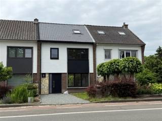 <p>Deze verzorgde woning werd recent gerenoveerd en is bijna instapklaar. </p><p>Op het gelijkvloers bevindt zich een ruime leefruimte met veel lichtinval en een schuifraam dat uitgeeft op het terras. </p><p>De nieuwe keuken is praktisch ingericht met toestellen. Achter de keuken treffen we een berging met de cv-ketel en aansluiting voor de wasmachine.</p><p>Op de eerste verdieping vindt u twee slaapkamers, een volledig vernieuwde badkamer met inloopdouche en een tweede, apart toilet. </p><p>Via een vaste trap bereikt u de afgewerkte zolderverdieping. Deze ruimte kan perfect ingericht worden als extra slaapkamer, bureau of hobbyruimte.</p><p>Achteraan geniet u van een zonnig terras en een gezellige stadstuin, waar u in alle rust kan ontspannen.</p><p><strong>Troeven</strong></p><ul><li>Recent gerenoveerd in 2025-2026</li><li>Goede verbindingen en vlotte bereikbaarheid</li><li>Nabij winkels en dagelijkse voorzieningen</li><li>Parking voor de woning<br /> </li></ul><p>Interesse of een bezoek plannen? Bel 0475/62.74.00.</p>