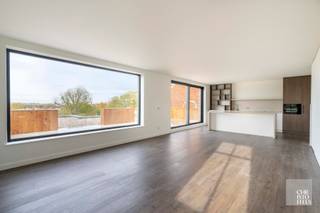 INDELINGDe gelijkvloerse verdieping beschikt over een inkomhal met een technische berging, evenals twee autostaanplaatsen: één onder de carport en...