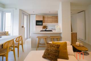 In de standingvolle residentie <strong>Les Dauphins in Oostende</strong> bevindt zich dit volledig vernieuwde appartement van 53 m², gelegen op de <strong>6de verdieping</strong> en genietend van een <strong>aangenaam zijdelings zicht op zee</strong>.<br />Dankzij de stijlvolle afwerking, de praktische indeling en de verzorgde uitstraling is dit appartement een ideale keuze als tweede verblijf aan de Belgische kust, vaste woonst of interessante investering.<br /><br /><strong>Lichtrijke woonkamer met zijdelings zicht op zee</strong><br />De aangename woonkamer biedt een mooi zijdelings zicht op zee en vormt de perfecte plek om te ontspannen en te genieten van de unieke sfeer van de kust.<br />De ruimte sluit naadloos aan op de moderne, open keuken en creëert zo een eigentijdse en gezellige leefomgeving.<br /><br /><strong>Volledig ingerichte open keuken</strong><br />De stijlvolle open keuken met balkon is volledig ingericht en voorzien van de nodige toestellen, waaronder een kookplaat met geïntegreerde dampkap, oven, vaatwasmachine enz.<br />De moderne vormgeving en praktische inrichting zorgen voor optimaal gebruiksgemak en een harmonieus geheel met de leefruimte.<br /><br /><strong>Ruime slaapkamer en moderne badkamer</strong><br />Het appartement beschikt over één ruime slaapkamer, ideaal voor een comfortabel verblijf aan zee.<br />De badkamer is uitgerust met een instapdouche, lavabo en toilet en sluit perfect aan bij de vernieuwde uitstraling van het appartement.<br /><br /><strong>Verzorgde residentie met vernieuwde gemeenschappelijke delen</strong><br />Residentie Les Dauphins, gebouwd in 1962, staat bekend om haar standingvolle karakter en wordt bijzonder goed onderhouden.<br />Ook de gemeenschappelijke delen werden aangepakt en vernieuwd, waaronder de gevels, het dak, de inkomhal en de lift. Dit draagt bij aan de verzorgde uitstraling en het aangename wooncomfort van de residentie.<br /><br /><strong>Interessante troeven en praktische informatie</strong><br /><span><strong>Bewoonbare oppervlakte:</strong> 53 m²</span><br /><span><strong>Bouwjaar:</strong> 1962, totaalrenovatie : 2026<br /><strong>EPC: B </strong></span><br /><span><strong>Kadastraal inkomen (KI):</strong> € 775</span><br /><span><strong>Elektriciteit:</strong> positieve elektrische keuring</span><br /><span><strong>Inrichting:</strong> mogelijkheid tot overname van de volledige inrichting</span><br /><br /><strong>Ideaal als tweede verblijf, vaste woonst of investering aan zee</strong><br />Bent u op zoek naar een instapklaar appartement te koop in Oostende, met <strong>zijdelings zeezicht, een moderne afwerking</strong> en gelegen in een verzorgde residentie? Dan is dit vernieuwde appartement in Les Dauphins zeker een bezoek waard.<br /><br />De mogelijkheid om de volledige inrichting over te nemen, maakt het bovendien extra interessant voor wie zonder zorgen wil genieten van een eigen stek aan zee.<br /><br /><strong>Ontdek dit charmante appartement in Oostende en laat u verrassen door de combinatie van comfort, stijl en zijdelings zeezicht.</strong><br /> 