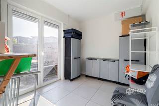 <p><span>Verzorgde bel-etage (157 m²) met 3 slaapkamers en tuin (108 m²) in Wilrijk</span></p><p><span>In de Sint-Jan Vianneystraat woon je op een centrale locatie in Wilrijk, met winkels, scholen en openbaar vervoer in de nabije omgeving. Belangrijke verbindingswegen zijn vlot bereikbaar, waardoor je hier rustig wonen combineert met een goede bereikbaarheid.</span></p><p><span>Ook technisch zit de woning goed. Zo beschikt ze over PVC-ramen met dubbele beglazing, centrale verwarming op gas en is het dak geïsoleerd. Bovendien is de elektrische installatie conform, waardoor er op dat vlak alvast enkele belangrijke zaken in orde zijn.</span></p><p><span>De woning is verdeeld over drie niveaus en biedt verrassend veel ruimte. Op het gelijkvloers kom je binnen in de inkomhal met apart toilet. Verder vind je hier een inpandige garage (24 m²), praktische berging en multifunctionele kamer van 10 m². Deze extra ruimte kan bijvoorbeeld ingericht worden als bureau, hobby- of speelkamer en geeft rechtstreeks toegang tot de tuin (108 m²) met oost-oriëntatie.</span></p><p><span>Op de eerste verdieping bevindt zich de ruime en lichtrijke woonkamer, goed voor een totale oppervlakte van maar liefst 40 m². De vele raampartijen zorgen voor een aangename natuurlijke lichtinval en aan de achterzijde bevindt zich de aparte, volledig ingerichte keuken.</span></p><p><span>De tweede verdieping telt 3 slaapkamers van respectievelijk 9 m², 12 m² en 18 m² en de badkamer (8 m²), voorzien van een ligbad, inloopdouche, toilet en lavabomeubel.</span></p><p><span>Met 3 slaapkamers, een extra multifunctionele ruimte, garage én tuin heeft deze woning alvast heel wat in huis voor wie op zoek is naar ruimte op een centrale locatie in Wilrijk. Boek vandaag nog je afspraak in en kom met eigen ogen ontdekken wat het pand te bieden heeft!</span></p><p><span>Bewoonbare opp.157m² ref.: bruto vloeropp. EPC. Voor meer info of een gratis schatting surf naar www.hansimmo.be</span></p><p><span> </span></p>