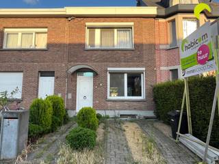 <p><span>Cette charmante maison mitoyenne avec 3 chambres et jardin bénéficie dune situation idéale entre Hove et Kontich. Grâce aux excellentes connexions vers Anvers et Bruxelles, à la proximité des transports en commun, des commerces, des écoles et des principaux axes routiers, cette habitation combine un environnement résidentiel calme avec une excellente accessibilité.</span></p><p><span> </span></p><p><span>Composition:</span></p><p><span> </span></p><p><span>Dès l'entrée dans la maison, vous serez immédiatement séduit par le hall d'entrée authentique avec son escalier artisanal menant au hall de nuit à l'étage. Le spacieux séjour constitue le cœur de la maison et dégage une atmosphère particulièrement chaleureuse grâce à sa magnifique cheminée ouverte. La grande baie vitrée coulissante offre un accès direct à la terrasse et au jardin agréable.</span></p><p><span> </span></p><p><span>La cuisine ouverte attenante est équipée d'un élégant îlot central, dune plaque de cuisson électrique et d'un four, idéale pour cuisiner confortablement et partager des moments conviviaux.</span></p><p><span> </span></p><p><span>À l'étage se trouvent 3 chambres à coucher complètes. La maison dispose également de deux salles de bains: une première avec douche et lavabo, et une seconde avec baignoire, lavabo et espace toilette attenant.</span></p><p><span> </span></p><p><span>La maison comprend en outre une cave pratique avec les compteurs et un espace de rangement supplémentaire.</span></p><p><span> </span></p><p><span>À lavant de la maison, une allée permet de stationner facilement votre voiture sur le terrain privé.</span></p><p><span> </span></p><h2><span>Informations utiles:</span></h2><h2><span> </span></h2><p><span>- Disponible: immédiatement</span></p><p><span>- Garantie locative: 3 mois de loyer</span></p><p><span>- État des lieux: </span><span>350 </span><span>euros par partie</span></p><p><span>- PEB: 177 kWh/(m²/an)</span></p><p><span>- Pas de charges communes!</span></p><p><span> </span></p><p><span>Réservez dès maintenant votre visite EN LIGNE. Rendez-vous sur le bien concerné sur notre site <span>www.habicom.be</span></span><span> et cliquez sur le bouton rose « PLANIFIER UNE VISITE ».</span></p><p><span>Pour plus d'informations, consultez <span>www.habicom.be</span></span><span> </span></p><p><span> Vous souhaitez connaître la valeur de votre logement? Vérifiez-la gratuitement sur www.watismijnhuiswaard.be</span></p>