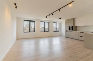 <p>In een rustige, verkeersarme omgeving en toch op wandelafstand van het centrum van Turnhout bevindt zich dit volledig gerenoveerde, ruim en instapklaar appartement van ca. 90 m².</p>
<p>Dit lichtijk en gezellig appartement is volledig genenoveerd.<br />De ruime woonkamer met hoog sfeerbeeld heeft een open structuur en sluit aan op de nieuwe keuken, voorzien van een koelkast, elektrische kookplaat, vaatwas en oven.</p>
<p>Verder is er een badkamer met inloopdocuohe, dubbele wastafel en een apart toilet. Het appartement telt twee volwaardige slaapkamers en een klein, aangenaam terras.</p>
<p>Troeven:</p>
<p>- Nieuwe ramen 2026<br />- Nieuwe CV-installatie<br />- Nieuwe keuken<br />- EPC A!<br />- Elektra conform!!</p>
<p><br /><strong>* De ruime garagebox is verplicht bij aan te kopen aan €10.000.</strong></p>
<p>- ideaal voor starters of als interessante investering!</p>