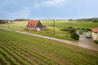 <p>Op een prachtig perceel van ca. <strong>20 are</strong> geniet deze eigendom van een uitzonderlijke ligging met een <strong>weids, groen vergezicht</strong> en alle rust die het landelijke Holsbeek te bieden heeft. De bestaande woning heeft een bewoonbare oppervlakte van ongeveer <strong>85 m²</strong> en komt in aanmerking voor een <strong>sloop- en heropbouwproject</strong>, ideaal voor wie zijn eigen droomwoning wil realiseren.</p>
<p>Volgens de geldende regelgeving kan hier, onder voorbehoud van het verkrijgen van de nodige vergunningen, een nieuwe woning worden opgetrokken met een <strong>maximaal bouwvolume van 1.000 m³</strong>. Dit biedt tal van mogelijkheden om een ruime en hedendaagse gezinswoning te creëren, volledig afgestemd op uw wensen.</p>
<p>De combinatie van de royale perceeloppervlakte, de landelijke omgeving en de uitstekende bereikbaarheid naar Leuven en de belangrijkste invalswegen maakt van dit een unieke opportuniteit voor kandidaat-bouwers of investeerders.</p>
<p>Een zeldzame kans om te wonen op een idyllische locatie met een panoramisch uitzicht en alle potentieel om uw woonproject van de grond te laten komen.</p>
<p></p>