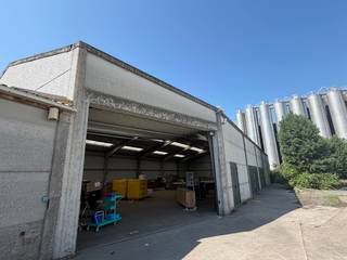 Deze ruime loods is gelegen op een uitstekende locatie in Diksmuide, in het industrieterrein. Ideaal voor bedrijven die nood hebben aan ruimte en een strategische ligging.<br /><br />De loods is uitgerust met een sectionale poort met een hoogte van circa 3,7 m en een breedte van 5,5 m. Ook zijn er nog verscheidene toegangen met dubbele deuren. <br /><br />De voorzieningen zijn water, elektriciteit en drijfkracht.<br /><br />Vrij vanaf: 01/09/2026.<br /><br />