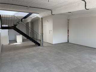 ZEER RUIME LOFT MET EEN GROOT ZUIDGERICHT TERRAS en een plafond van maar liefst meer dan 3 meter. De nieuwbouwloft heeft een oppervlakte van 148m² en beschikt over een ondergrondse parkeerplaats (34) en kelderberging (2), deze zijn inbegrepen in de huurprijs.<br /><br />De indeling is als volgt:<br />Penthouse met ruime inkomhal met veel lichtinval. Via een trap kom je in de grote leefruimte met open geïnstalleerde keuken (afwasmachine incl.), twee slaapkamers met parket, een badkamer met inloopdouche en dubbele lavabo, apart toilet en een bergruimte met uitgietbak en aansluiting voor de wasmachine. De loft beschikt over een ruim zonneterras van 28 m². <br /><br />De gemeenschappelijke tuin is ideaal voor fijn samen te komen met de andere bewoners en een glaasje te drinken. Containers zijn voorzien dus stockage van afval dient niet in de loft of de kelderberging te gebeuren. De gemeenschappelijke lasten bedragen €219/ maand waarvan een groot deel een voorschot is op de verwarmingskost! <br /><br />De loft is gelegen in het iconische gebouw De Chocoladefabriek in Nerem. De typische kenmerken van de Chocoladefabriek werden bewaard, van het grote glasraam tot de kleinste details van de trapleuning. De indeling en het gebruik van de ruimtes zijn afgestemd op het gebouw. Via het fietspad achter de Chocoladefabriek sta je meteen midden in de natuur. Bovendien is het een zeer centrale ligging en woon je op 10 minuten rijden van de E313 en heb je via de E40 een vlotte verbinding naar Leuven en Brussel. Dit uniek project zorgt voor kriebels in de buik en inspiratie onder de creatievelingen.<br /><br />Wij ontzorgen u ook voor de verkoop van uw huidige woning! Voor meer uitleg helpen we je graag verder.<br /><br />Voor meer informatie of een bezichtiging ter plaatse, klik op onze website www.jansenrealestate.be bij het pand op de knop 'bezoek aanvragen' en je wordt zo snel als mogelijk gecontacteerd.