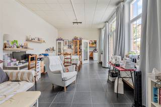 Deze charmante opbrengsteigendom in het centrum van Sint-Niklaas wordt gekenmerkt door zijn authentieke inkomhal met houten trap. De building omvat drie appartementen waarvan het bovenste een duplex. Het appartement op het gelijkvloers omvat een woonkamer, ingerichte keuken, afzonderlijk toilet, slaapkamer, ingerichte badkamer, bureauruimte, kelder en terras. Het appartement heeft een D-label en is 102m² groot. Het appartement op de eerste verdieping omvat een woonkamer, ingerichte keuken, afzonderlijk toilet, slaapkamer, ingerichte badkamer, berging en terras. Dit appartement heeft een C-label en is 95m² groot. Het appartement op de tweede verdieping omvat een woonkamer, ingerichte keuken, eetplaats, drie slaapkamers en een ingerichte badkamer. Dit appartement heeft een C-label en is 132m² groot. Met een jaaropbrengst van ruim €26.500 is dit een ideale investering!Voor meer info of een bezoek:britt@immodeprins.be of 03/776 06 55. Bekijk ons volledig aanbod www.immodeprins.be.Voor meer info of een bezoek: info@immodeprins.be of 03/776 06 55. Bekijk ons volledig aanbod www.immodeprins.be.