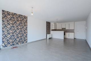 Cet appartement de 2 chambres bien entretenu à vendre est situé dans un emplacement privilégié au cœur de Mariakerke (Ostende). Cet appartement lumineux est situé au quatrième étage de la résidence Zuidzande et constitue l'opportunité idéale pour ceux qui recherchent le confort, la paix et la proximité de la mer. La plage, les transports en commun et de nombreuses commodités locales sont accessibles à pied.<br /><br />Disposition<br />- hall d'entrée<br />- espace de vie lumineux <br />- cuisine ouverte équipée d'un évier double, d'un four combiné, d'une cuisinière vitrocéramique et d'un réfrigérateur avec congélateur.<br />- débarras séparé avec raccordement pour machine à laver<br />- salle de bain avec meuble de toilette avec double vasque et baignoire<br />- chambre 1 (11m²) <br />- chambre 2 (14 m²)<br />- terrasse ensoleillée et calme à l'arrière, accessible par les chambres<br />- toilettes séparées avec lave-mains<br /><br />La résidence est bien entretenue et dispose d'un local à vélos commun facilement accessible au rez-de-chaussée.<br /><br />Trump<br />- emplacement idéal au cœur de Mariakerke, près de la plage et du front de mer<br />- entièrement prêt à emménager et bien entretenu<br />- deux chambres complètes<br />- terrasse ensoleillée et calme à côté des chambres avec vue dégagée<br />- inspection électrique positive<br />- excellent score Mobiscore de 9,1/10<br /><br />Êtes-vous intéressé par ce bel appartement à vendre à Ostende ? Contactez-nous rapidement pour une visite sur place !<br /><br />Registre des mesures: non