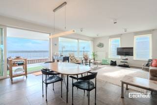 Dit tijdloos en modern appartement in recente residentie 't Zand in Bredene met open zicht op de Spuikom en de omliggende natuur is werkelijk een topper!<br />De lichtrijke leefruimte met de strakke, open en volledig geïnstalleerde keuken wordt omarmd door het prachtige terras. De grote raampartijen zorgen voor aangenaam licht- en zoncomfort. Verder beschikt het appartement over 3 slaapkamers en 2 badkamers dus gemak en privacy staan centraal. Eén badkamer is ingericht met lavabomeubel en inloopdouche. De tweede (ensuite)badkamer is tevens voorzien van een lavabomeubel en douche. Verder zijn er 2 bergingen voorzien en 2 afzonderlijke toiletten. Dé troef van dit appartement is zonder twijfel het prachtige verzicht over de Spuikom en de twee ruime terrassen (25m² + 13m²). <br />De goede EPC-score (label B) laat zien dat het appartement energiezuinig is, wat resulteert in lage energiekosten. Bovendien is de elektrische installatie conform bevonden. <br />Er is een gemeenschappelijke fietsenberging in het gebouw en bovendien is er mogelijkheid tot aankoop van een extra ruime, inpandige autostaanplaats (€60.000). Maak snel uw afspraak voor een bezoek aan dit pareltje!
