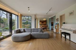 À la frontière entre Merelbeke-Melle et Gentbrugge, dans la paisible Gebroeders Dechampsstraat, vous trouverez ce bâtiment mitoyen de caractère datant de 1974. Située sur un terrain de 425 m² et d'une surface habitable de pas moins de 220 m², cette maison offre une opportunité unique pour ceux qui recherchent de l'espace, de la lumière et des opportunités.La maison dégage le charme typique des années 70, avec ses grandes fenêtres qui laissent entrer beaucoup de lumière naturelle. Les espaces de vie sont extrêmement spacieux, tant au rez-de-chaussée qu'au premier étage, et peuvent être aménagés de manière flexible selon vos goûts et vos besoins.Il y a actuellement 3 chambres complètes et une salle de bain. Le grenier très spacieux offre également de nombreuses possibilités d'agrandissement et peut être parfaitement transformé en pièces supplémentaires, en bureau ou en salle de loisirs. Comme atout supplémentaire, la maison dispose d'une agréable terrasse sur le toit où vous pourrez profiter pleinement du soleil.Le jardin orienté plein sud complète le tableau et constitue l'endroit idéal pour se détendre en toute quiétude.Bien que la maison puisse être rénovée, elle constitue la base idéale pour ceux qui souhaitent réaliser leur propre projet de logement. Avec quelques rénovations et rafraîchissements ciblés, tels qu'une nouvelle cuisine et une isolation supplémentaire, cela peut sans aucun doute devenir un véritable joyau.Bref, une maison de caractère, spacieuse et dotée d'un énorme potentiel dans un excellent emplacement près de Gand.Registre des mesures: non