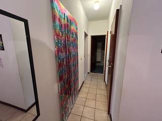 <p>Appartement met privatieve tuin en garage te koop</p><p>Ruim appartement van 85 m² met een privatieve tuin van 40 m² en een eigen garage. Ideaal voor een koppel, een klein gezin of wie op zoek is naar comfortabel wonen met een eigen buitenruimte.</p><p>Indeling:</p><p>* Ruime woonkamer en keuken<br />* 2 kamers<br />* Apart toilet<br />* Afzonderlijke ruimte voor de wasmachine<br />* Privatieve tuin van 40 m²<br />* Eigen garage</p><p>Recente renovaties aan het gebouw:</p><p>* Het dak van het appartementsgebouw werd recent vernieuwd.<br />* Ook de terrassen werden recent gerenoveerd.</p><p>Ligging:<br />Het appartement is gunstig gelegen, op korte afstand van scholen, winkels en een apotheek. Alle dagelijkse voorzieningen zijn dus gemakkelijk bereikbaar.</p><p>Belangrijk om te weten:<br />De elektrische installatie is niet conform en dient in overeenstemming te worden gebracht met de geldende normen.</p><p>Een interessante opportuniteit voor wie op zoek is naar een ruim appartement met een privatieve tuin en garage.</p><p>📩 Interesse? Neem gerust contact op voor meer informatie of een bezoek!</p>